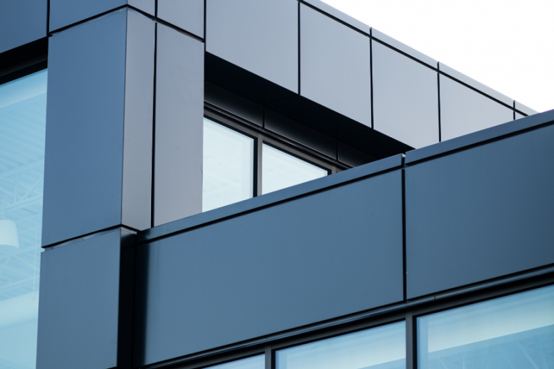 moderne-bâtiment-côté-vue-panneaux-aluminium
