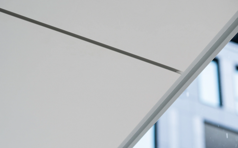 vue-proche-panneaux-aluminium-gris