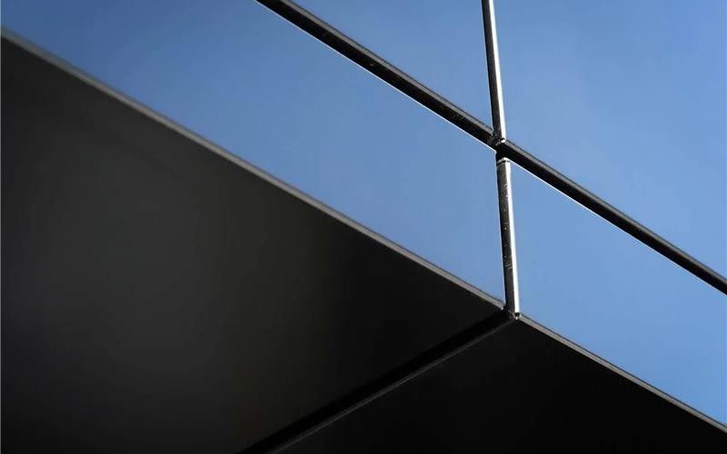 vue-proche-panneaux-aluminium-gris
