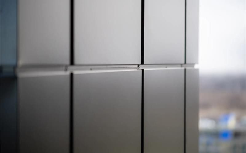 vue-proche-panneaux-aluminium-gris