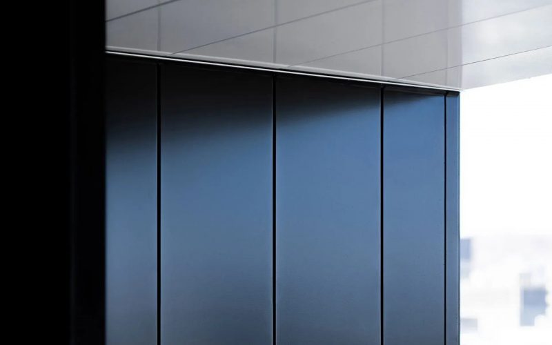 vue-proche-panneaux-aluminium-gris