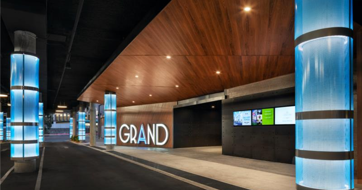 interieur-casino-soffit-planches-aluminium-texture-bois