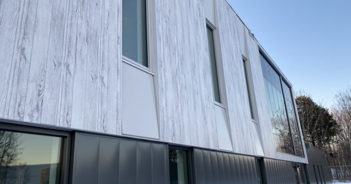 vue-proche-batiment-planches-aluminium-grise